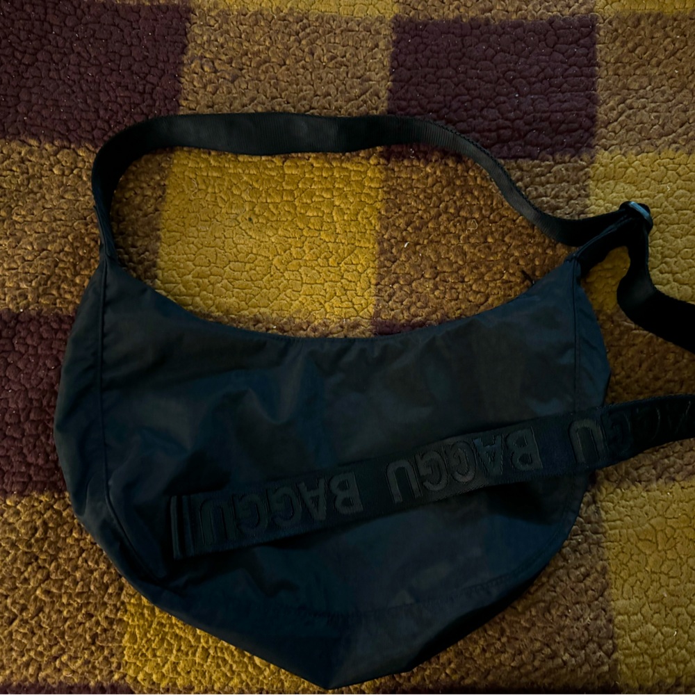 Medium BAGGU Crescent Bag